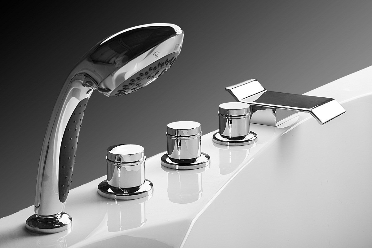 Какой лучше выбрать, обычный или врезной смеситель для акриловой ванны?