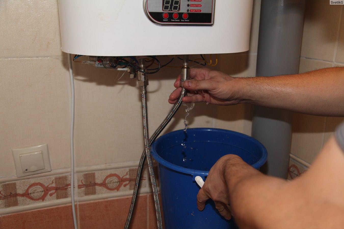 Почему из водонагревателя не течет горячая вода и что делать