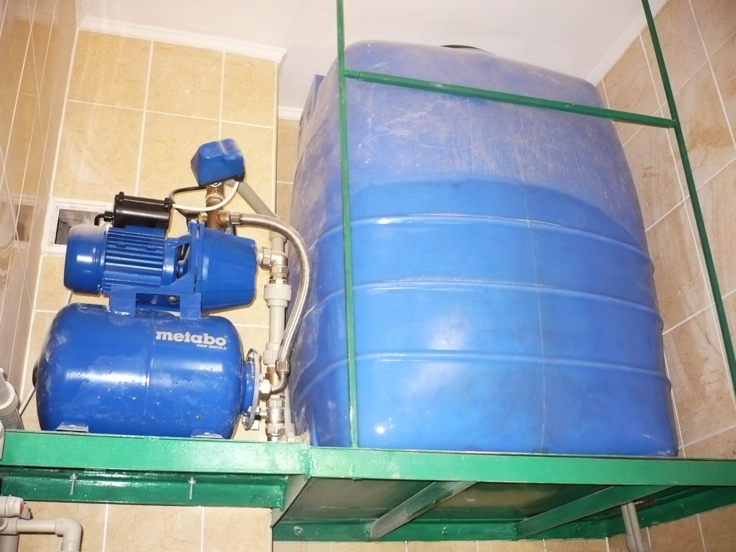 Система водоснабжения частного дома с накопительным баком и насосом или .
