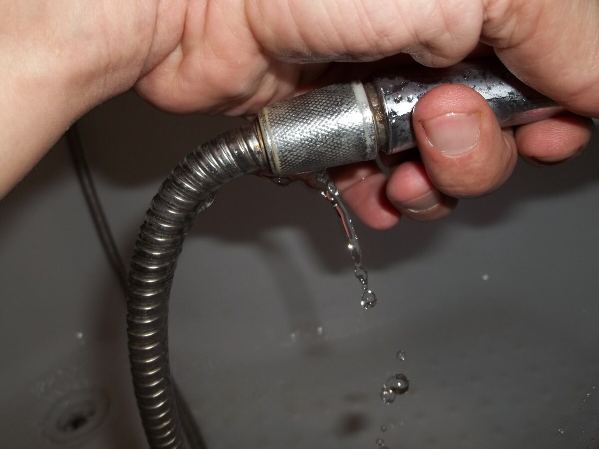 Как починить душ в зависимости от вида неполадки и места протечки