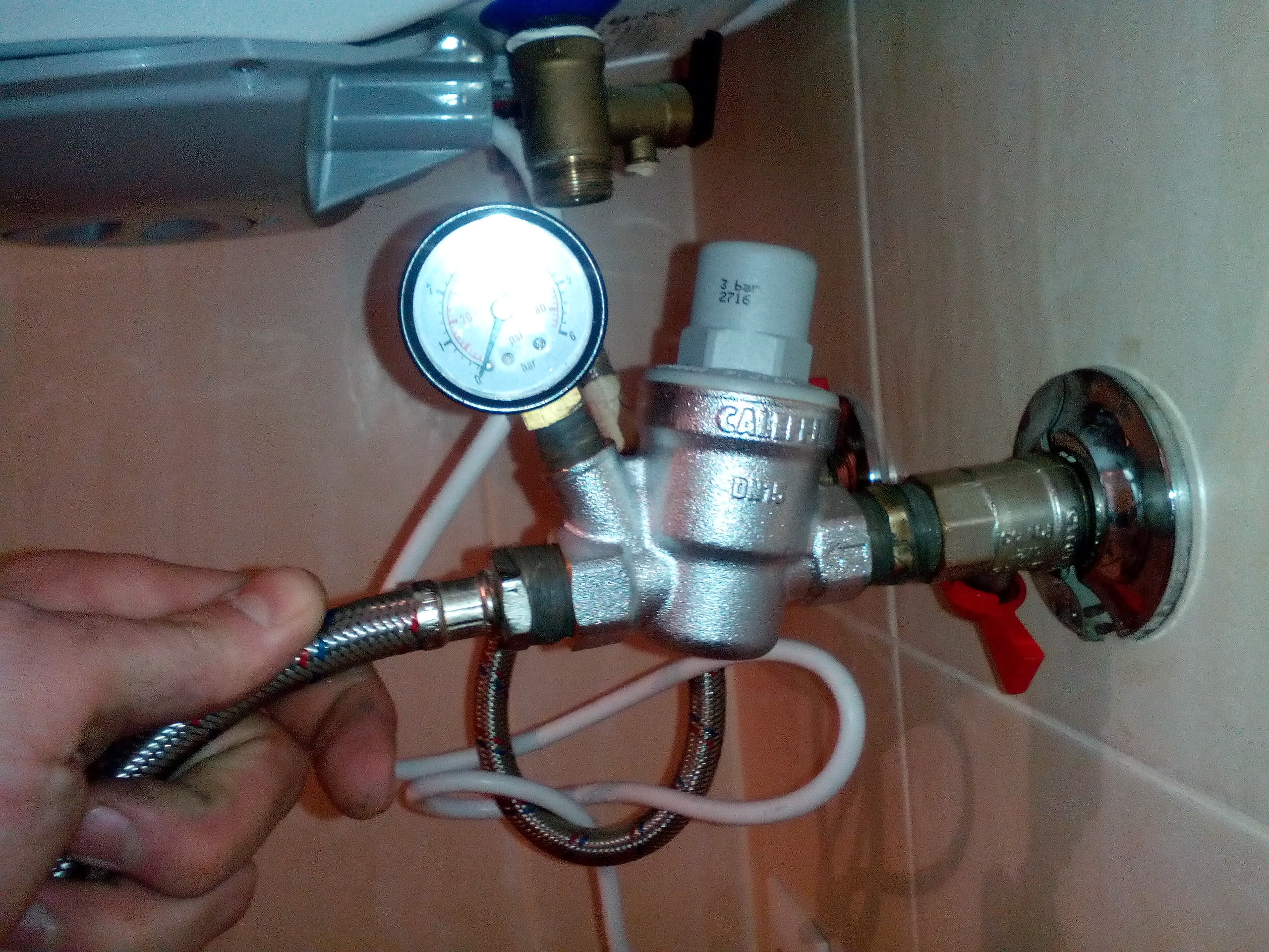 Как регулировать давление воды в квартире