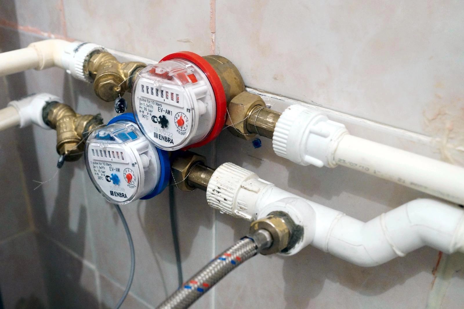 Как поменять счетчики на воду в квартире — инструкция по установке и замене