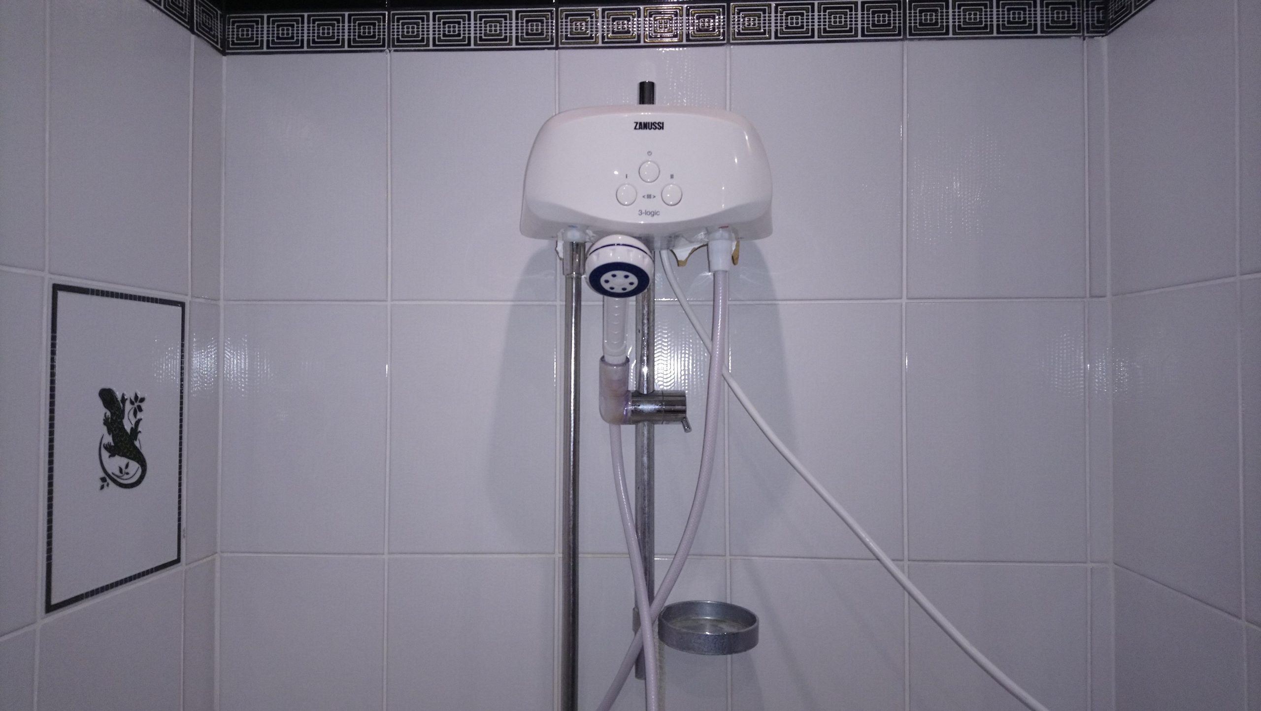 Проточный водонагреватель для ванны с душем