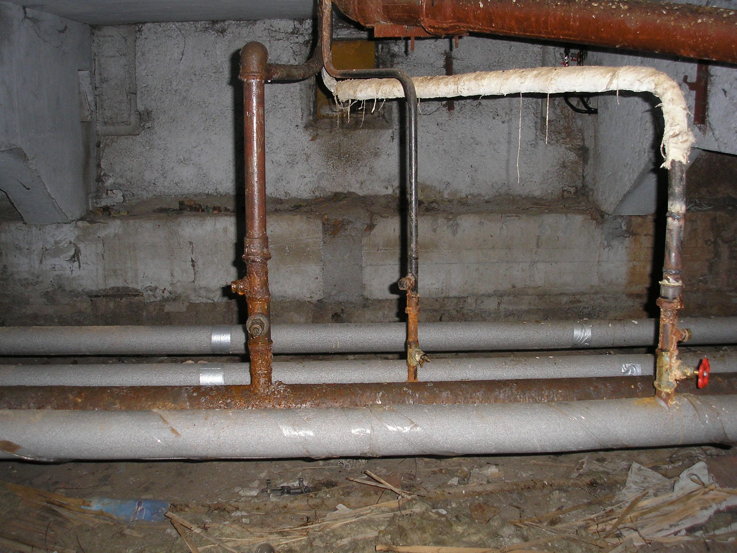 Трубы отопления в подвале