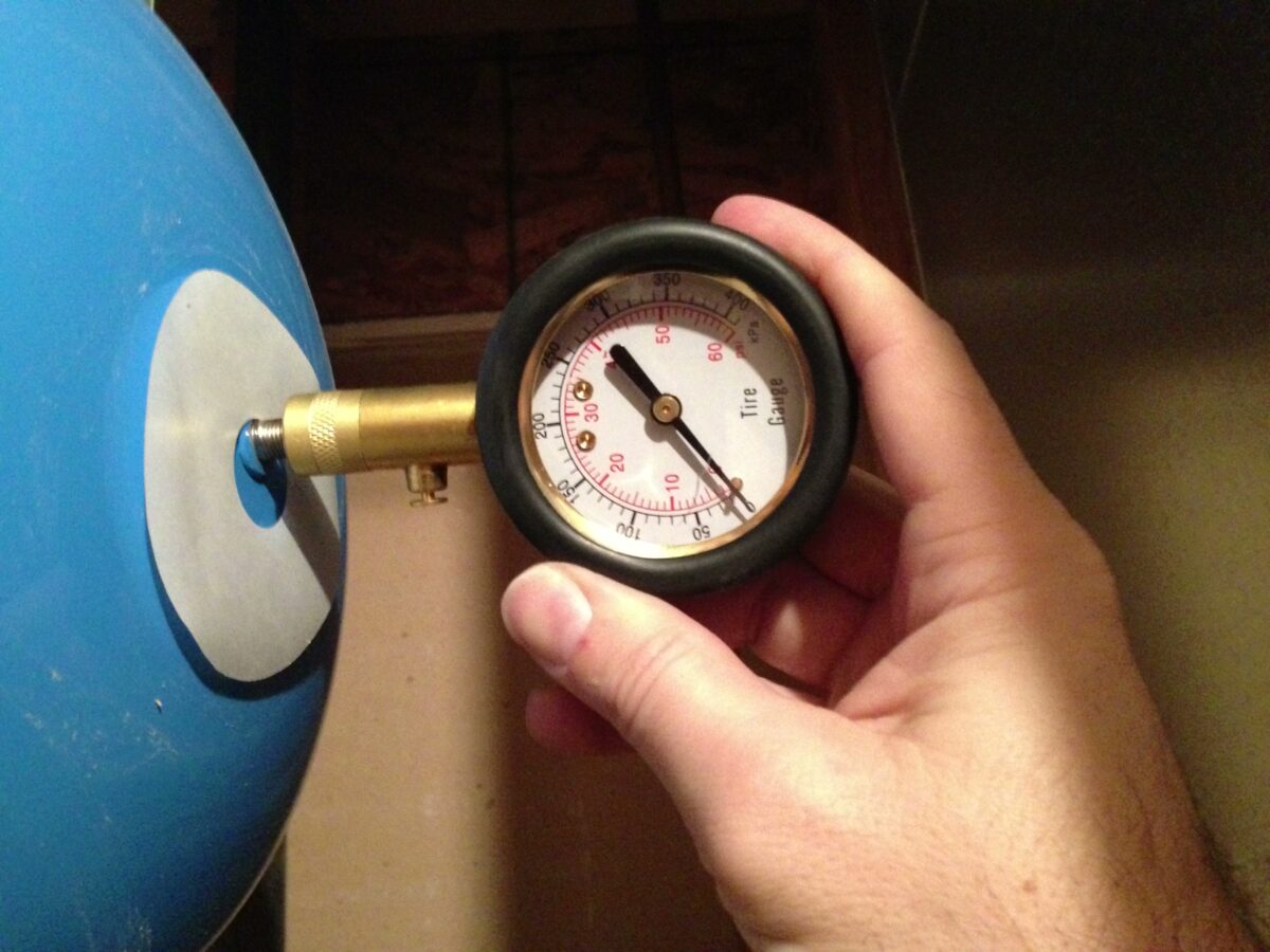 Манометр для измерения давления в системе отопления