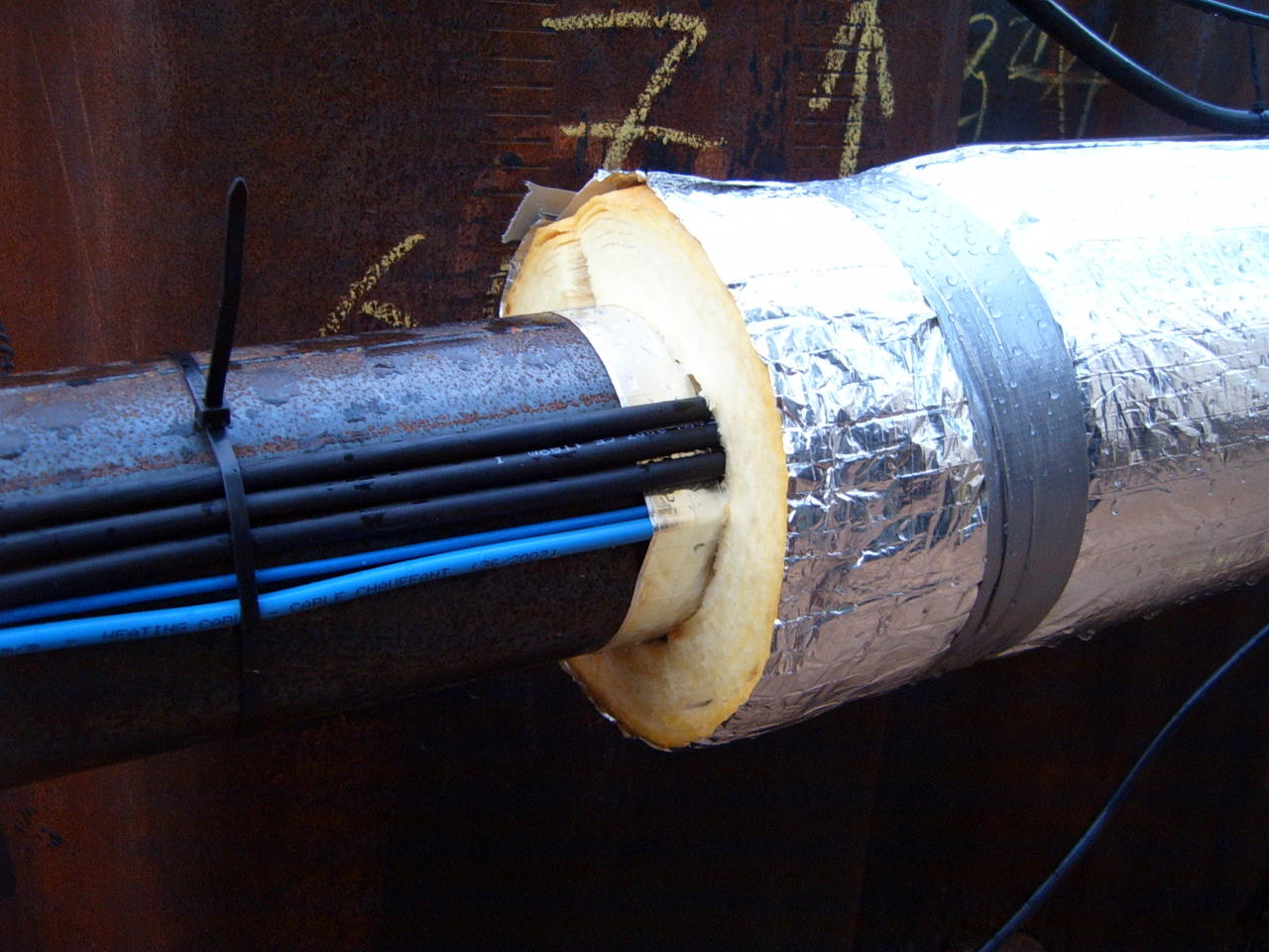 Водопроводные трубы с теплоизоляцией и греющим кабелем