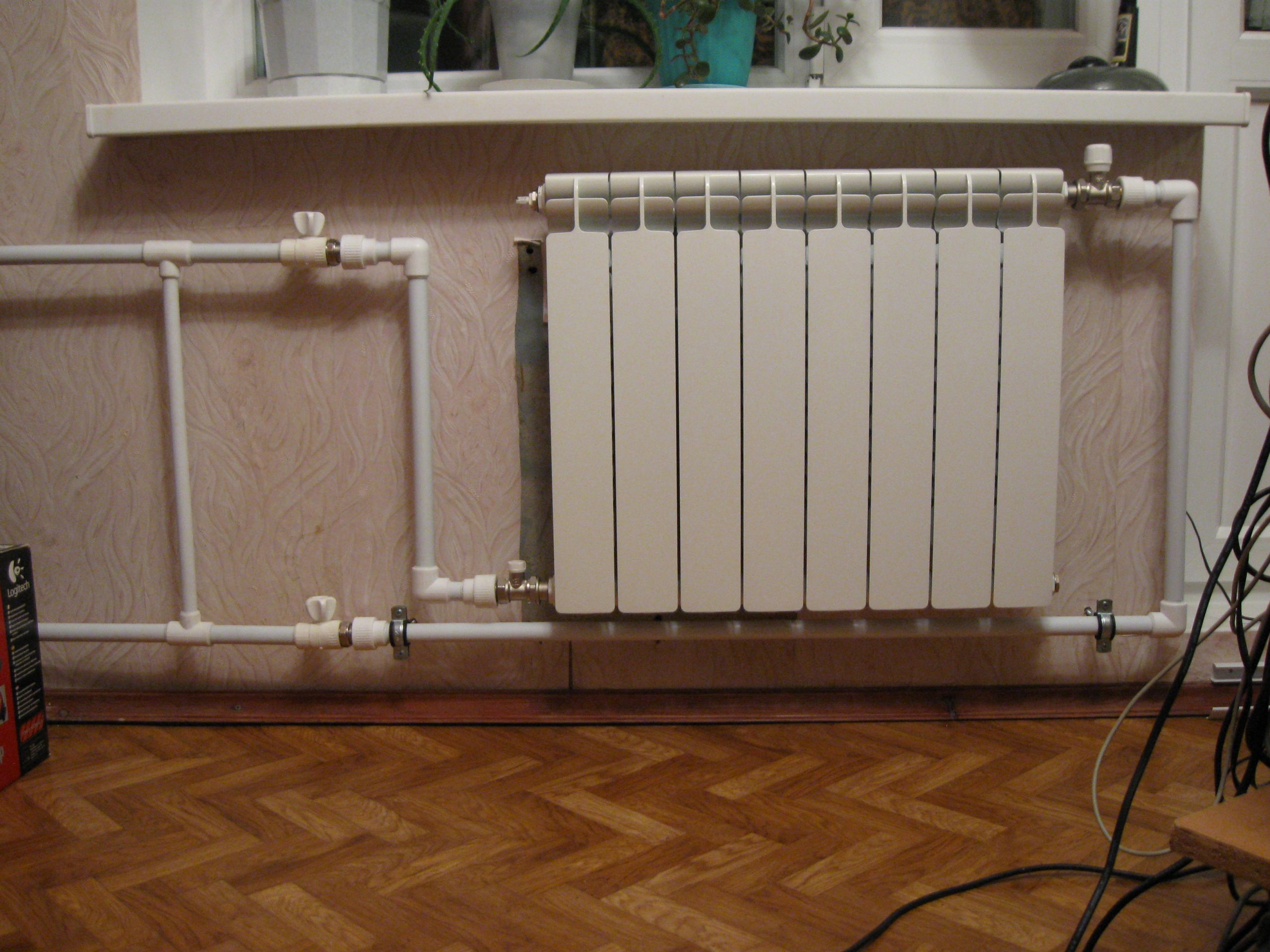 Способ отопления радиаторами. Радиаторы алюминий двухтрубная система. Трубы для радиаторов отопления. Система отопления радиаторы. Батареи отопления в квартире.