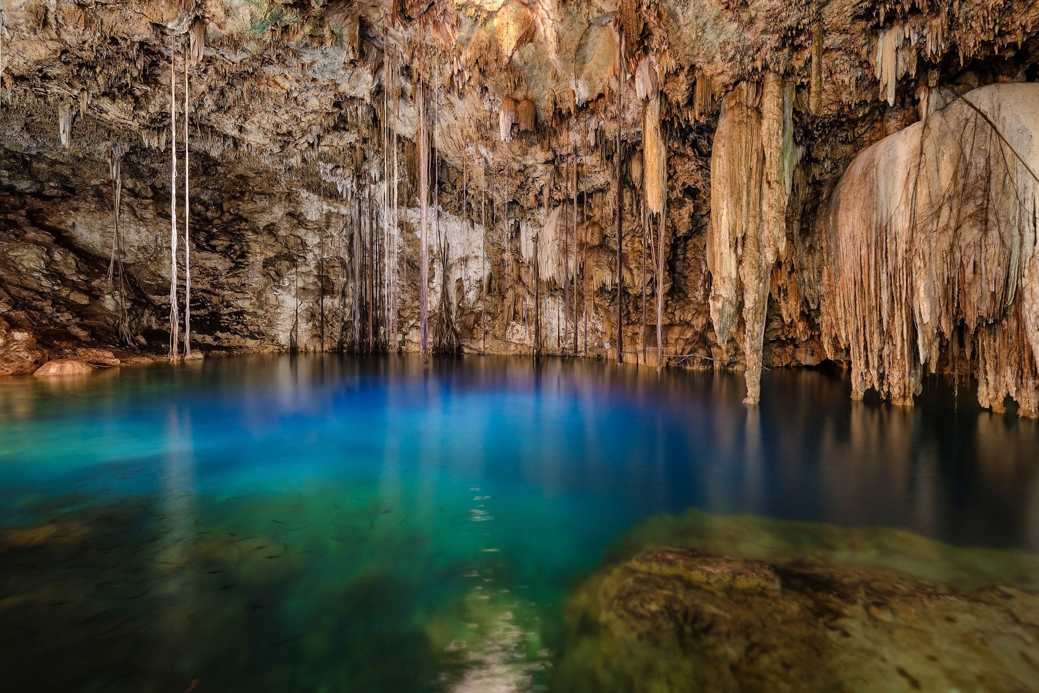 Вода в подземных реках и озерах. Пещера голубое озеро Кампу-Гранди. Сенот Ангелита Мексика. Минеральные подземные воды. Сеноты в Крыму.